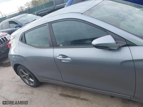 2019 Hyundai Veloster 2.0 with VIN KMHTG6AF0KU017161, listed as a IAAI auction lot 42104203 with 92,420 mi miles. Bid and sale history available at carsss.com. Image 13.