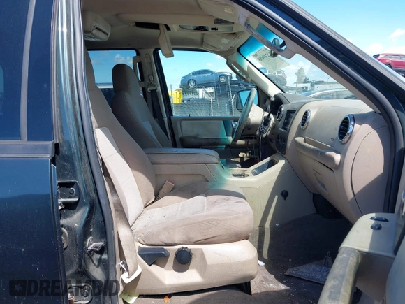 2004 Ford Expedition Special Service z VIN 1FMRU15W04LA59659, wystawiony jako IAAI lot #42249488 z przebiegiem 262 333 mil mil oraz . Historia ofert i sprzedaży dostępna na DreamBid. Obrazek 5.