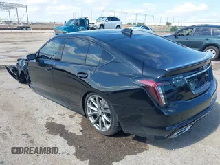 2025 Cadillac CT5 Sport с VIN 1G6DP5RK3S0100470, выставлен на аукционе IAAI как лот 42386329 с пробегом 6 143 миль миль и . История ставок и продаж доступна на DreamBid. Изображение 3.