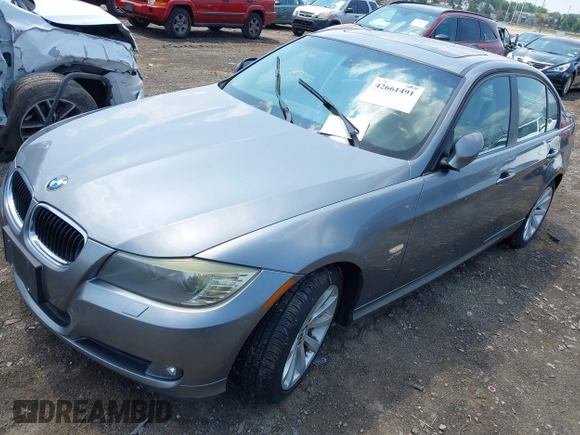 2011 BMW 3 Series 328i xDrive z VIN WBAPK5C58BA660052, wystawiony jako IAAI lot #42661491 z przebiegiem Nie podano mil oraz . Historia ofert i sprzedaży dostępna na DreamBid. Obrazek 2.