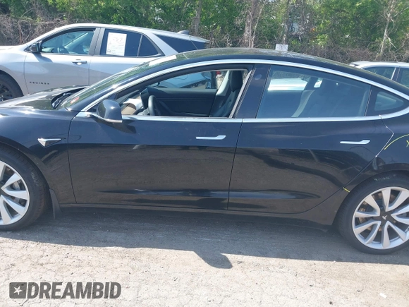 2018 Tesla Model 3 Long Range Battery z VIN 5YJ3E1EB9JF086703, wystawiony jako IAAI lot #42290193 z przebiegiem 46 255 mil mil oraz . Historia ofert i sprzedaży dostępna na DreamBid. Obrazek 15.