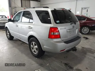 2008 Kia Sorento LX z VIN KNDJC735385786113, wystawiony jako IAAI lot #42140845 z przebiegiem 174 289 mil mil oraz . Historia ofert i sprzedaży dostępna na DreamBid. Obrazek 3.