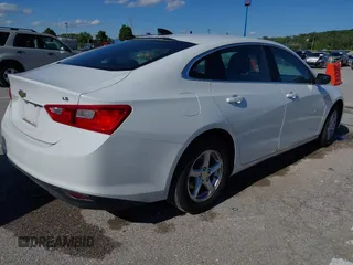 2016 Chevrolet Malibu LS z VIN 1G1ZB5ST5GF243762, wystawiony jako IAAI lot #42322879 z przebiegiem 172 926 mil mil oraz . Historia ofert i sprzedaży dostępna na DreamBid. Obrazek 4.