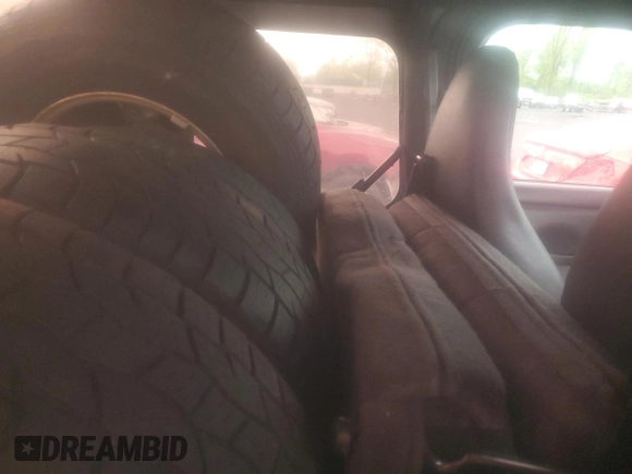 2002 Jeep Wrangler X z VIN 1J4FA39S32P767598, wystawiony jako Copart lot #55974555 z przebiegiem 177 793 mil mil oraz Czysty tytuł • Clean title. Historia ofert i sprzedaży dostępna na DreamBid. Obrazek 10.