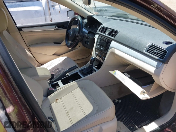 2012 Volkswagen Passat SE z VIN 1VWBP7A30CC107216, wystawiony jako IAAI lot #42545676 z przebiegiem 151 417 mil mil oraz . Historia ofert i sprzedaży dostępna na DreamBid. Obrazek 5.