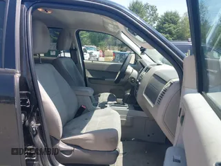 2010 Ford Escape XLT z VIN 1FMCU9DGXAKC43538, wystawiony jako IAAI lot #42410692 z przebiegiem 222 115 mil mil oraz . Historia ofert i sprzedaży dostępna na DreamBid. Obrazek 5.