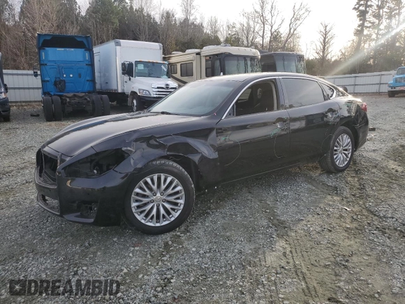2015 Infiniti Q70 z VIN JN1BY1PR1FM830745, wystawiony jako Copart lot #84815474 z przebiegiem 137 489 mil mil oraz Szkoda całkowita • Salvage title. Historia ofert i sprzedaży dostępna na DreamBid. Obrazek 1.