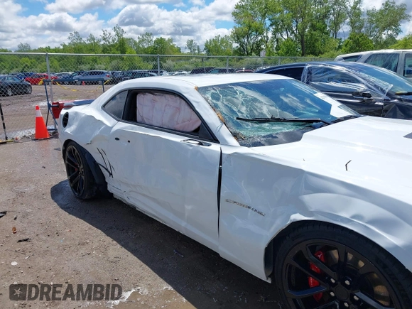 2015 Chevrolet Camaro SS z VIN 2G1FJ1EW8F9105046, wystawiony jako IAAI lot #42306850 z przebiegiem 59 861 mil mil oraz . Historia ofert i sprzedaży dostępna na DreamBid. Obrazek 14.