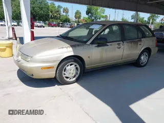 1997 Saturn SW z VIN 1G8ZK8277VZ368280, wystawiony jako IAAI lot #42269973 z przebiegiem 159 404 mil mil oraz . Historia ofert i sprzedaży dostępna na DreamBid. Obrazek 2.