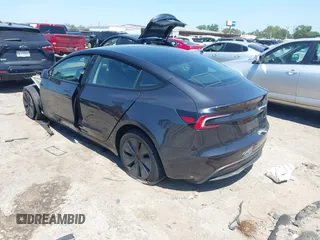 2025 Tesla Model 3 Long Range z VIN 5YJ3E1EB6SF924607, wystawiony jako IAAI lot #42255758 z przebiegiem 5 881 mil mil oraz . Historia ofert i sprzedaży dostępna na DreamBid. Obrazek 3.