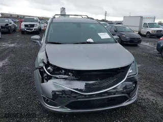 2019 Chrysler Pacifica Touring L with VIN 2C4RC1BGXKR561510, listed as a IAAI auction lot 41516173 with 135,115 mi miles. Bid and sale history available at carsss.com. Image 12.