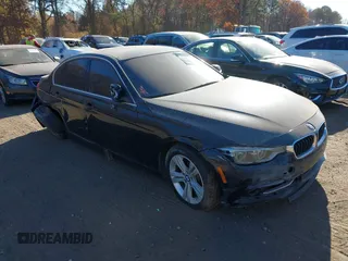 2018 BMW 3 Series 330i xDrive z VIN WBA8D9C51JEM33122, wystawiony jako IAAI lot #40811372 z przebiegiem 48 461 mil mil oraz . Historia ofert i sprzedaży dostępna na DreamBid. Obrazek 1.