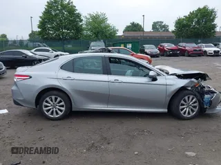 2019 Toyota Camry LE z VIN 4T1B11HK5KU813553, wystawiony jako IAAI lot #42282507 z przebiegiem 22 100 mil mil oraz . Historia ofert i sprzedaży dostępna na DreamBid. Obrazek 12.