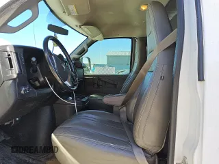 2017 Chevrolet Express Cargo z VIN 1GCWGAFG1H1108729, wystawiony jako Copart lot #81936294 z przebiegiem 156 609 mil mil oraz Czysty tytuł • Clean title. Historia ofert i sprzedaży dostępna na DreamBid. Obrazek 7.