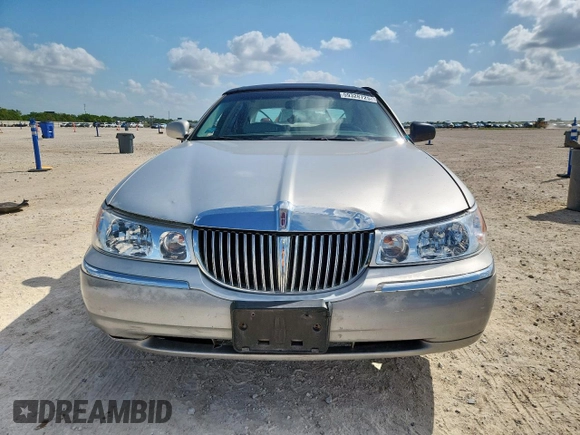 2000 Lincoln Town Car Signature with VIN 1LNHM82W9YY774120, listed as a Copart auction lot 59328725 with 137,910 mi miles and Salvage title. Bid and sale history available at DreamBid. Image 5.