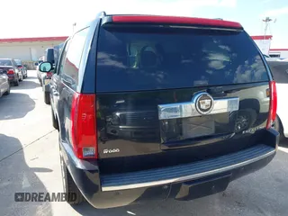 2008 Cadillac Escalade z VIN 1GYFK63818R272860, wystawiony jako IAAI lot #42250157 z przebiegiem 211 457 mil mil oraz . Historia ofert i sprzedaży dostępna na DreamBid. Obrazek 6.