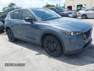 2024 Mazda CX-5 S Carbon Edition z VIN JM3KFBCLXR0521353, wystawiony jako IAAI lot #42351444 z przebiegiem 17 270 mil mil oraz . Historia ofert i sprzedaży dostępna na DreamBid. Obrazek 1.