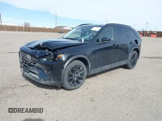 2025 Mazda CX-90 Premium Sport z VIN JM3KKCHD1S1221462, wystawiony jako IAAI lot #41765034 z przebiegiem Nie podano mil oraz . Historia ofert i sprzedaży dostępna na DreamBid. Obrazek 2.