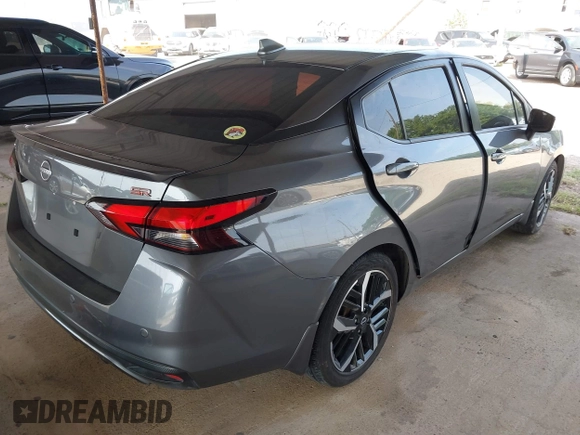 2024 Nissan Versa SR z VIN 3N1CN8FV4RL819340, wystawiony jako IAAI lot #41932319 z przebiegiem 32 692 mil mil oraz . Historia ofert i sprzedaży dostępna na DreamBid. Obrazek 4.