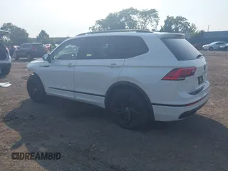 2023 Volkswagen Tiguan SE R-Line Black z VIN 3VV8B7AX9PM055640, wystawiony jako IAAI lot #42411380 z przebiegiem 68 922 mil mil oraz . Historia ofert i sprzedaży dostępna na DreamBid. Obrazek 3.