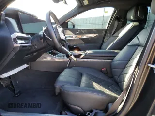 2024 BMW i7 eDrive50 z VIN WBY43EJ09RCP90865, wystawiony jako Copart lot #71088294 z przebiegiem Nie podano mil oraz Szkody całkowita. Historia ofert i sprzedaży dostępna na DreamBid. Obrazek 7.