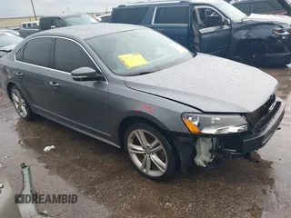 2015 Volkswagen Passat SEL Premium z VIN 1VWCV7A39FC076059, wystawiony jako IAAI lot #42067109 z przebiegiem 161 850 mil mil oraz . Historia ofert i sprzedaży dostępna na DreamBid. Obrazek 1.