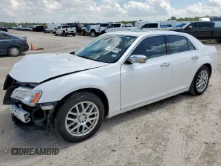 2011 Chrysler 300 C z VIN 2C3CA6CT0BH528871, wystawiony jako Copart lot #61836475 z przebiegiem 70 720 mil mil oraz Szkoda całkowita • Salvage title. Historia ofert i sprzedaży dostępna na DreamBid. Obrazek 1.