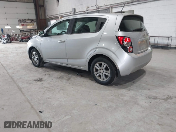 2016 Chevrolet Sonic LT z VIN 1G1JC6SG9G4151259, wystawiony jako IAAI lot #42341705 z przebiegiem 131 981 mil mil oraz . Historia ofert i sprzedaży dostępna na DreamBid. Obrazek 3.