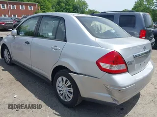 2011 Nissan Versa S z VIN 3N1BC1AP6BL416015, wystawiony jako IAAI lot #42356150 z przebiegiem 169 632 mil mil oraz . Historia ofert i sprzedaży dostępna na DreamBid. Obrazek 3.