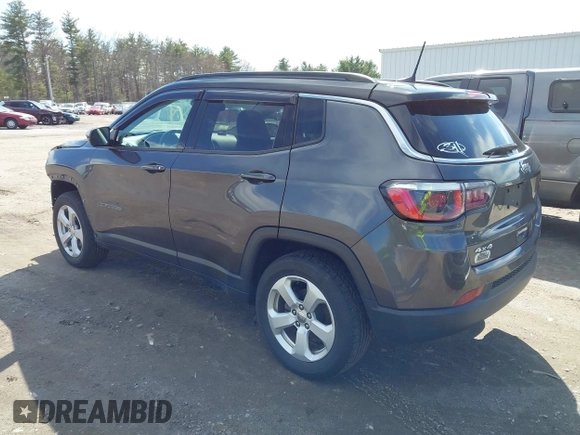 2018 Jeep Compass Latitude z VIN 3C4NJDBB9JT253055, wystawiony jako IAAI lot #42010814 z przebiegiem 83 270 mil mil oraz . Historia ofert i sprzedaży dostępna na DreamBid. Obrazek 3.