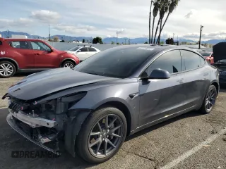 2022 Tesla Model 3 z VIN 5YJ3E1EA1NF337727, wystawiony jako Copart lot #51175655 z przebiegiem 40 551 mil mil oraz Szkoda całkowita • Salvage title. Historia ofert i sprzedaży dostępna na DreamBid. Obrazek 1.