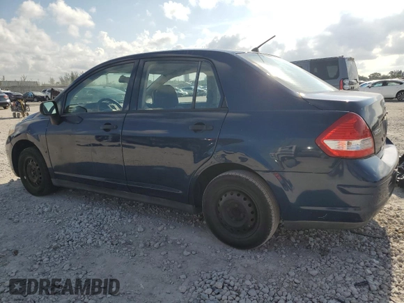 2009 Nissan Versa 1.6 z VIN 3N1CC11E49L499117, wystawiony jako Copart lot #56486285 z przebiegiem 129 114 mil mil oraz Szkoda całkowita • Salvage title. Historia ofert i sprzedaży dostępna na DreamBid. Obrazek 2.