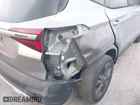2021 Kia Seltos LX z VIN KNDEPCAAXM7136028, wystawiony jako IAAI lot #42070236 z przebiegiem 87 681 mil mil oraz . Historia ofert i sprzedaży dostępna na DreamBid. Obrazek 18.