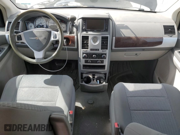 2010 Chrysler Town & Country Touring z VIN 2A4RR5D16AR415368, wystawiony jako Copart lot #55738015 z przebiegiem 127 871 mil mil oraz Szkoda całkowita • Salvage title. Historia ofert i sprzedaży dostępna na DreamBid. Obrazek 8.