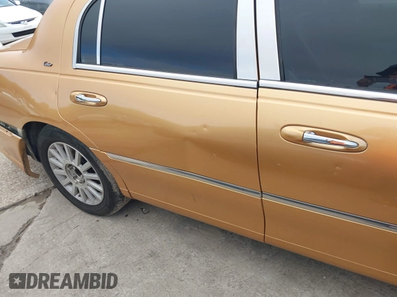 2003 Lincoln Town Car Cartier z VIN 1LNHM83WX3Y633077, wystawiony jako IAAI lot #42501273 z przebiegiem Nie podano mil oraz . Historia ofert i sprzedaży dostępna na DreamBid. Obrazek 6.