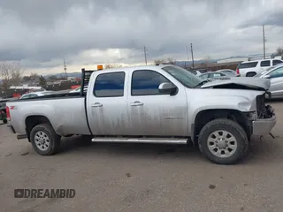 2013 GMC Sierra 2500HD SLT z VIN 1GT121C83DF202114, wystawiony jako IAAI lot #41669669 z przebiegiem 179 676 mil mil oraz . Historia ofert i sprzedaży dostępna na DreamBid. Obrazek 13.
