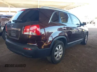 2013 Kia Sorento LX with VIN 5XYKT4A26DG368495, listed as a IAAI auction lot 41332267 with 226,386 mi miles. Bid and sale history available at carsss.com. Image 4.