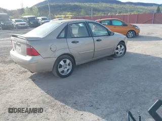 2007 Ford Focus S z VIN 1FAHP34N87W351757, wystawiony jako IAAI lot #42076181 z przebiegiem 212 301 mil mil oraz . Historia ofert i sprzedaży dostępna na DreamBid. Obrazek 4.