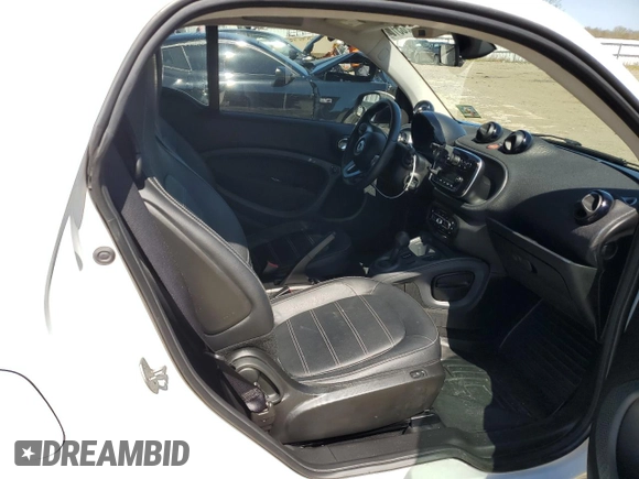 2016 Smart fortwo Passion z VIN WMEFJ5DA6GK064695, wystawiony jako Copart lot #53528315 z przebiegiem 53 508 mil mil oraz Szkody całkowita. Historia ofert i sprzedaży dostępna na DreamBid. Obrazek 10.