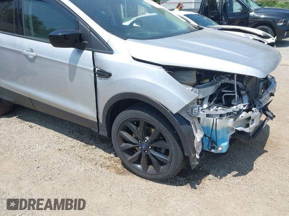 2017 Ford Escape SE z VIN 1FMCU9G95HUD37371, wystawiony jako IAAI lot #42393304 z przebiegiem 76 039 mil mil oraz . Historia ofert i sprzedaży dostępna na DreamBid. Obrazek 18.