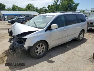 2010 Chrysler Town & Country Touring z VIN 2A4RR5D17AR102586, wystawiony jako Copart lot #57114795 z przebiegiem 204 582 mil mil oraz Szkoda całkowita • Salvage title. Historia ofert i sprzedaży dostępna na DreamBid. Obrazek 1.
