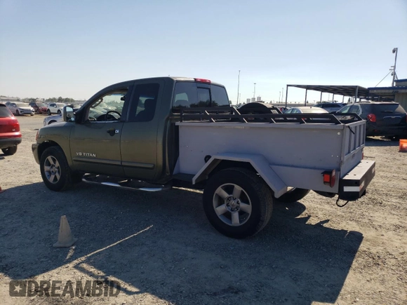 2005 Nissan Titan SE z VIN 1N6AA06B85N507424, wystawiony jako Copart lot #64841425 z przebiegiem 208 542 mil mil oraz Czysty tytuł • Clean title. Historia ofert i sprzedaży dostępna na DreamBid. Obrazek 2.