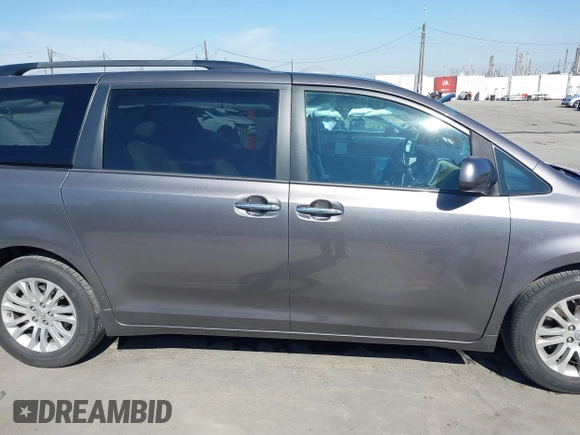2017 Toyota Sienna XLE Auto Access Seat with VIN 5TDYZ3DC9HS849096, listed as a IAAI auction lot 41647066 with 92,197 mi miles. Bid and sale history available at carsss.com. Image 13.