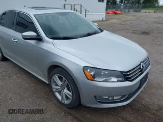 2013 Volkswagen Passat SE z VIN 1VWBN7A30DC056730, wystawiony jako IAAI lot #42542464 z przebiegiem 190 608 mil mil oraz . Historia ofert i sprzedaży dostępna na DreamBid. Obrazek 6.
