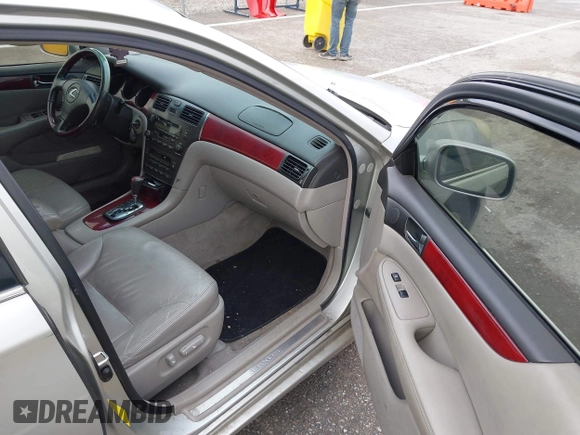 2004 Lexus ES 330 with VIN JTHBA30G740010906, listed as a IAAI auction lot 42171056 with 253,064 mi miles. Bid and sale history available at carsss.com. Image 5.