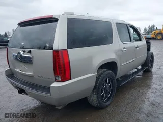 2008 Cadillac Escalade ESV with VIN 1GYFK668X8R111368, listed as a IAAI auction lot 41891439 with 190,293 mi miles. Bid and sale history available at carsss.com. Image 4.