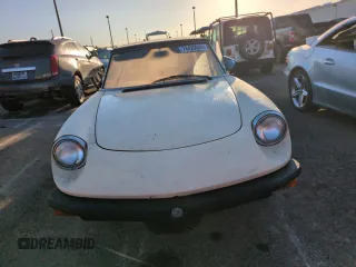 1982 Alfa Romeo Spider Veloce z VIN ZARBA5414C1014655, wystawiony jako Copart lot #74420044 z przebiegiem 63 266 mil mil oraz Szkody całkowita. Historia ofert i sprzedaży dostępna na DreamBid. Obrazek 5.