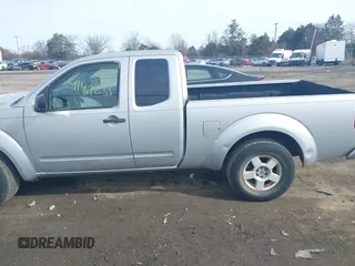 2006 Nissan Frontier SE z VIN 1N6AD06U26C413951, wystawiony jako IAAI lot #41461235 z przebiegiem 236 280 mil mil oraz . Historia ofert i sprzedaży dostępna na DreamBid. Obrazek 14.
