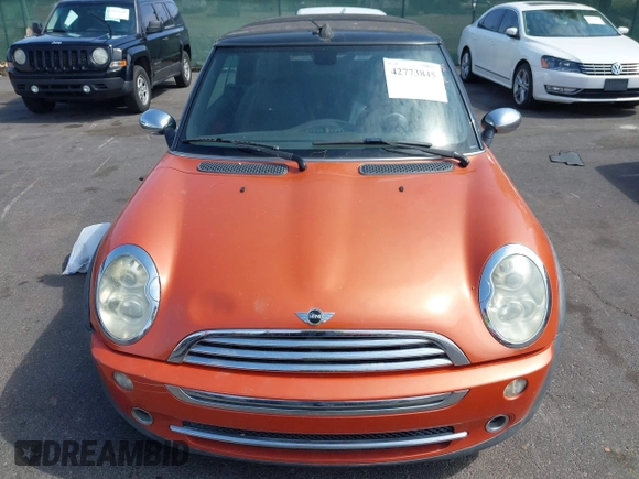 2005 MINI Convertible z VIN WMWRF33495TG10801, wystawiony jako IAAI lot #42773845 z przebiegiem 164 502 mil mil oraz . Historia ofert i sprzedaży dostępna na DreamBid. Obrazek 6.