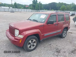 2008 Jeep Liberty Sport z VIN 1J8GP28KX8W235065, wystawiony jako IAAI lot #42254469 z przebiegiem 197 042 mil mil oraz . Historia ofert i sprzedaży dostępna na DreamBid. Obrazek 2.